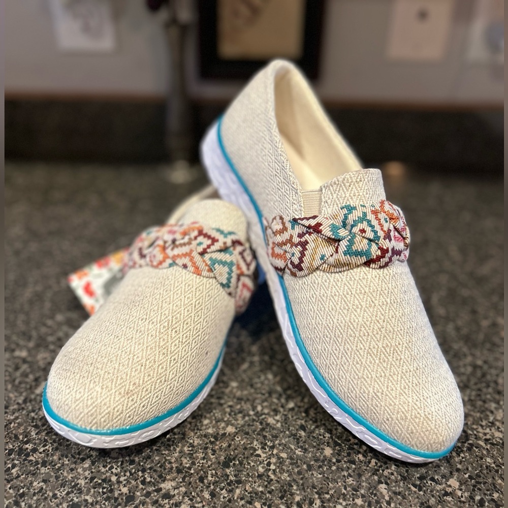 🌶️ *NWT* Muks Luks Boardwalk Stroll Sneakers. Size 10